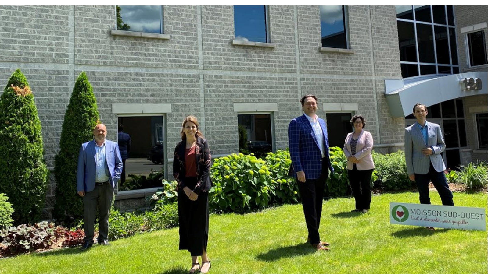 Le président du conseil d'administration de Moisson Sud-Ouest, Pierre-Luc Joncas (à droite) prend la pose avec Gino Napoleoni, ambassadeur de la campagne et directeur général de la Caisse Desjardins de Salaberry-de-Valleyfield (au centre) et d'autres collègues
