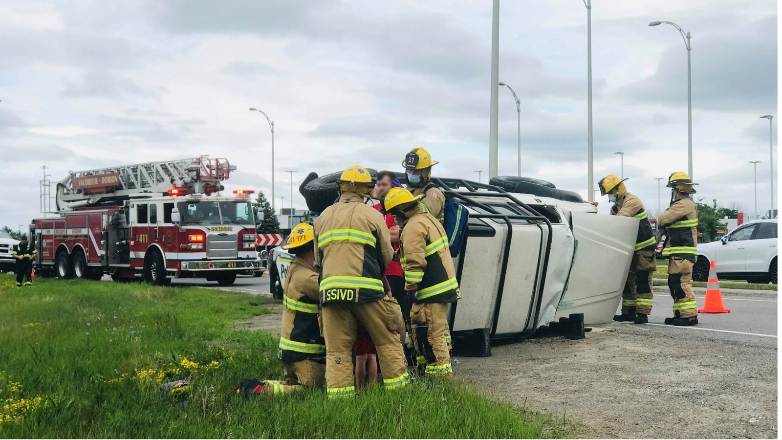 Un VUS se renverse dans le rond-point de l'autoroute 40