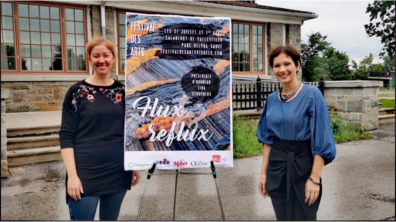 La coordonnatrice du Festival des arts de Salaberry-de-Valleyfield, Émilie Fortier prend la pose avec la présidente d'honneur de l'activité qui se tiendra dans quelques semaines au parc Delpha-Sauvé, l'artiste Tina Struthers
