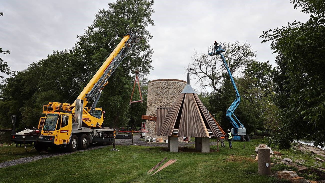 Le moulin de la Pointe-du-Moulin retrouve enfin son toit