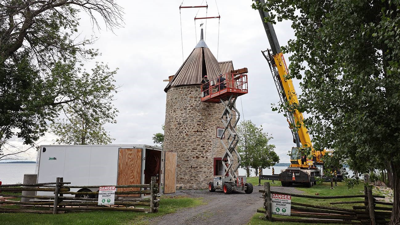 Le moulin de la Pointe-du-Moulin retrouve enfin son toit