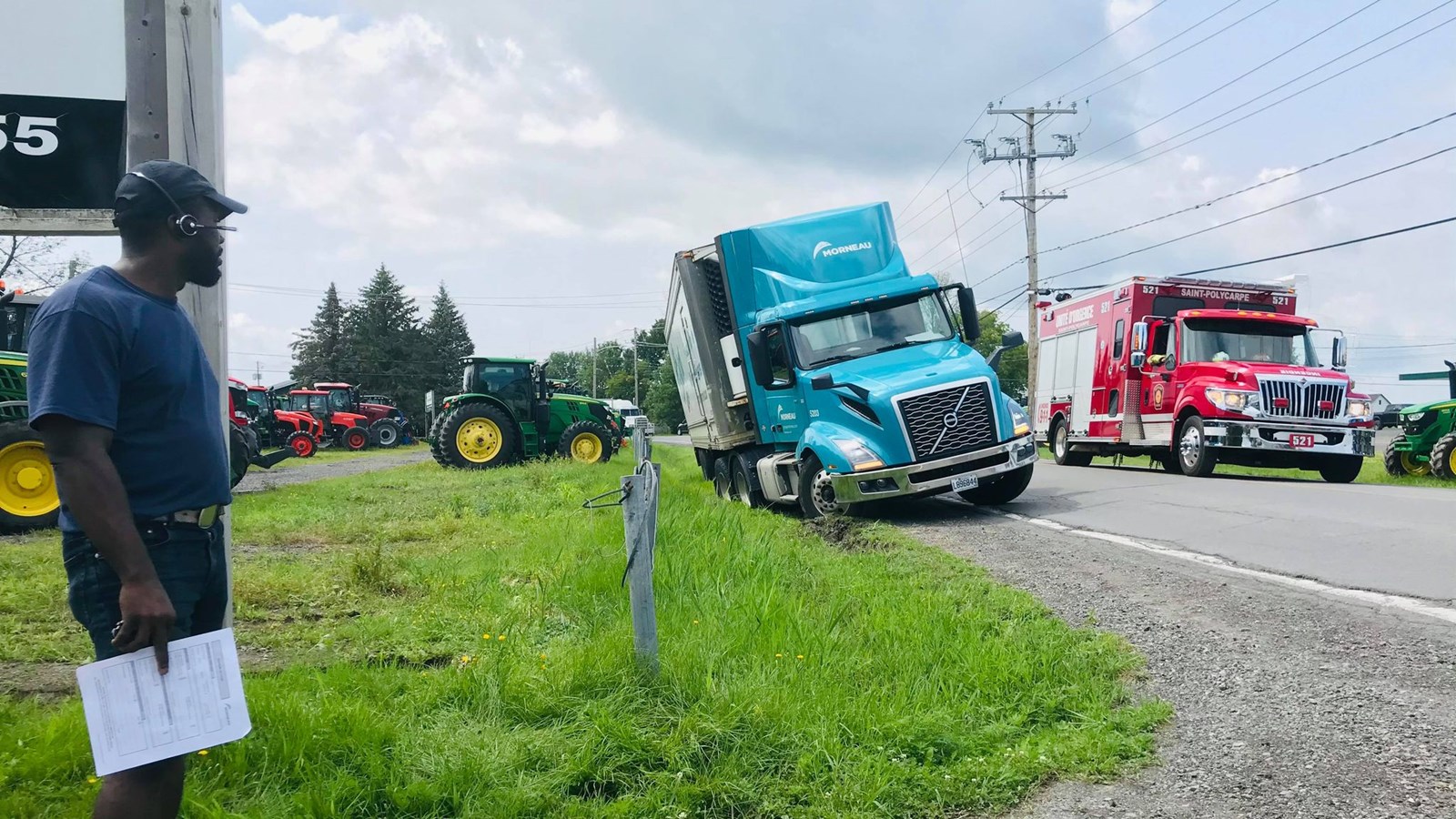 Un semi-remorque en fâcheuse position cause la fermeture de la route 340