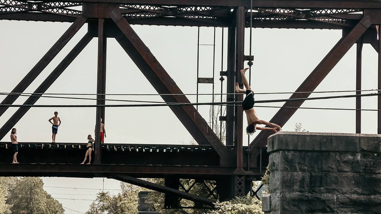 Jeunes sautant à l'eau dans le canal de Soulanges à Les Coteaux en pleine période caniculaire.
