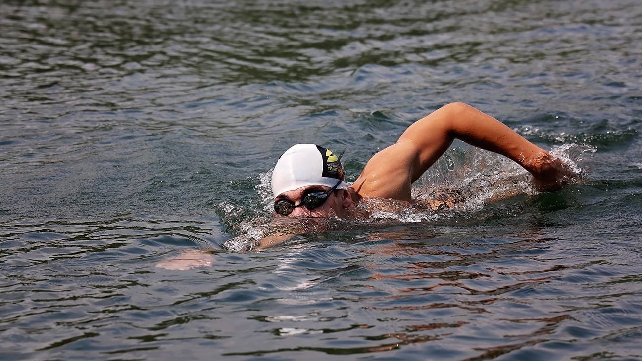 Nicolas Bolouri à l'entraînement avec le reste de l'équipe de nageurs de Coteau-du-Lac, dans le canal de Soulanges en vue de la compétion qui se tiendra ce week-end au Vieux port de Montréal.