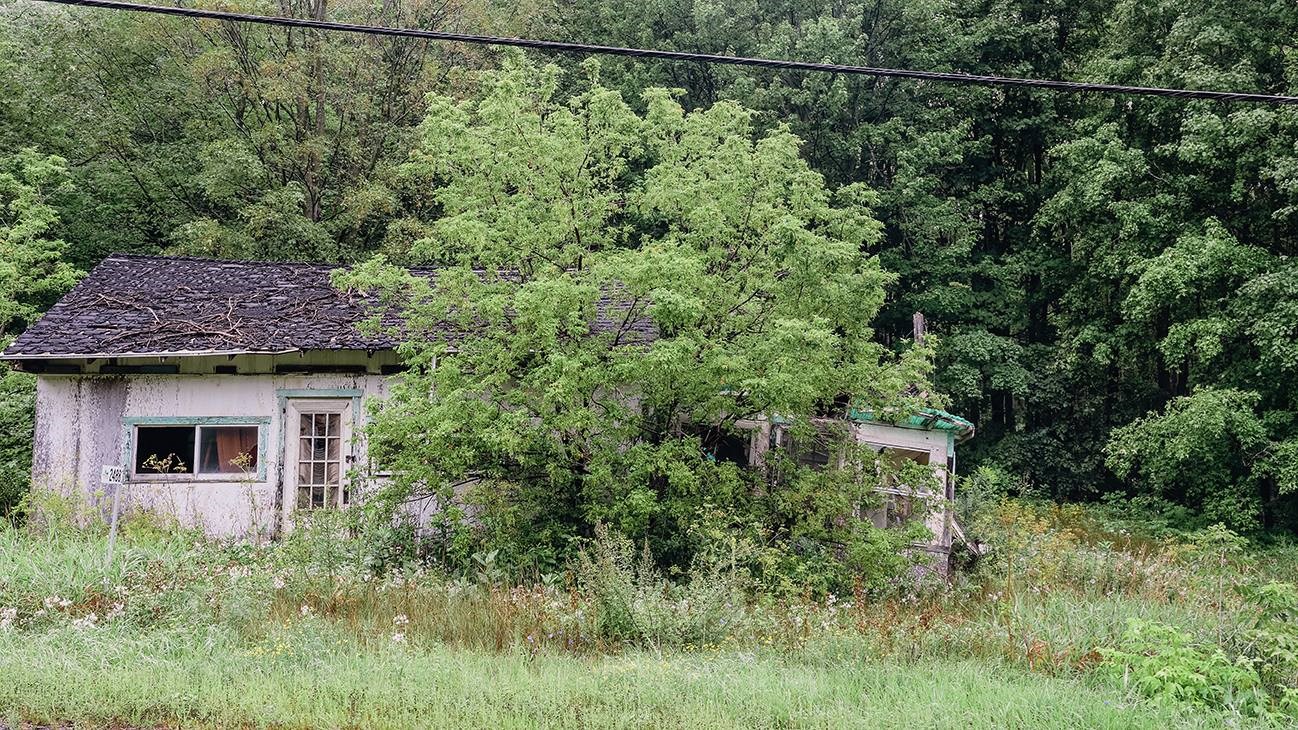 Une maison abandonnée avant d'arriver sur la rue Principale à Sainte-Justine-de-Newton.