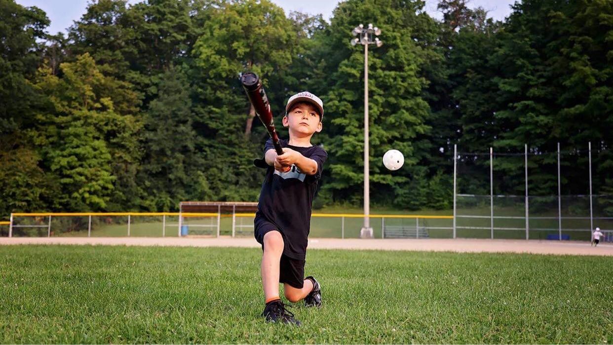 Nathan Chevrier, âgé de 5 ans, pratique son swing au baseball et fait partie de l'équipe Rally Cap de Rigaud.