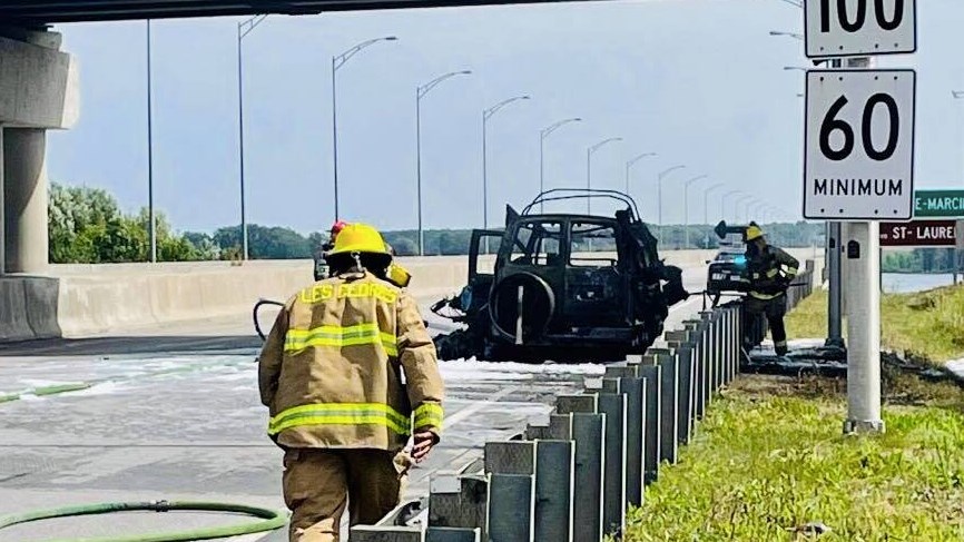 Un véhicule en feu cause la fermeture de l'autoroute 30 à Les Cèdres