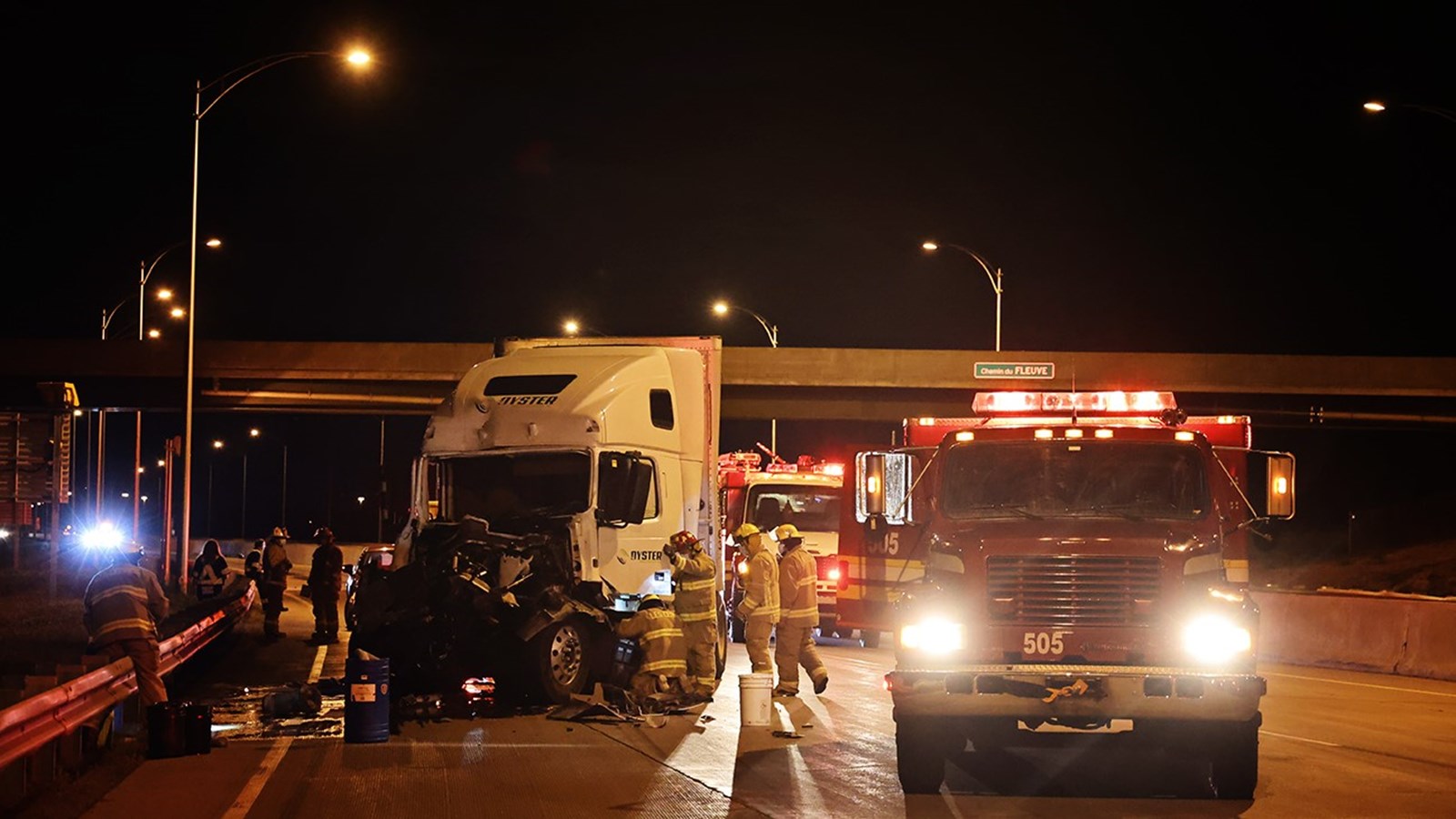 Des dizaines de litres de diesel se sont retrouvés sur la chaussée de l’autoroute 30 à la hauteur du Chemin du Fleuve, à Les Cèdres à la suite d'une collision entre deux poids lourds