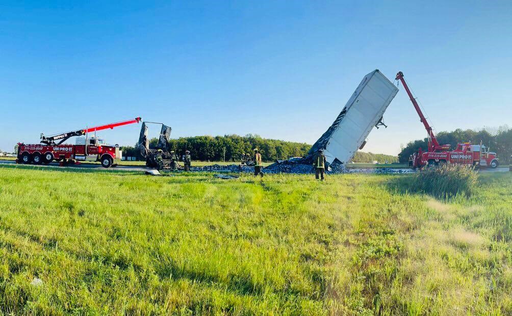 Feu de remorque sur l’autoroute 20