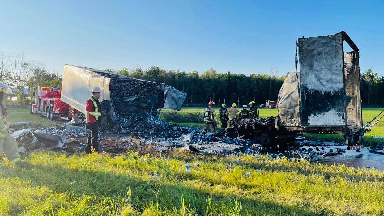 Feu de remorque sur l’autoroute 20