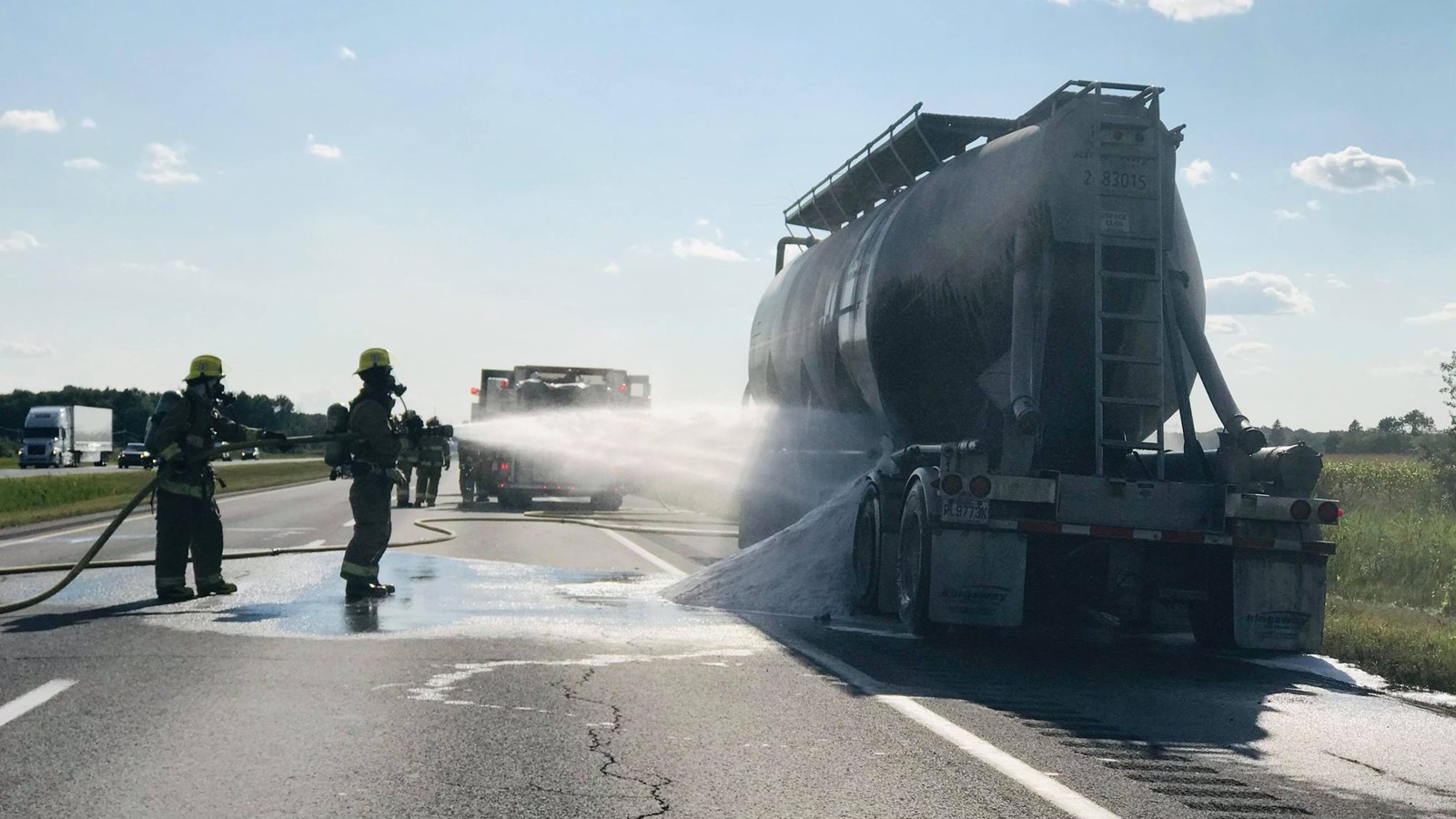 Un camion citerne en flammes cause une entrave sur l'autoroute 20