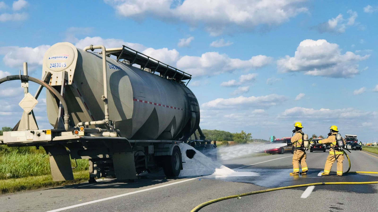 Un camion citerne en flammes cause une entrave sur l'autoroute 20