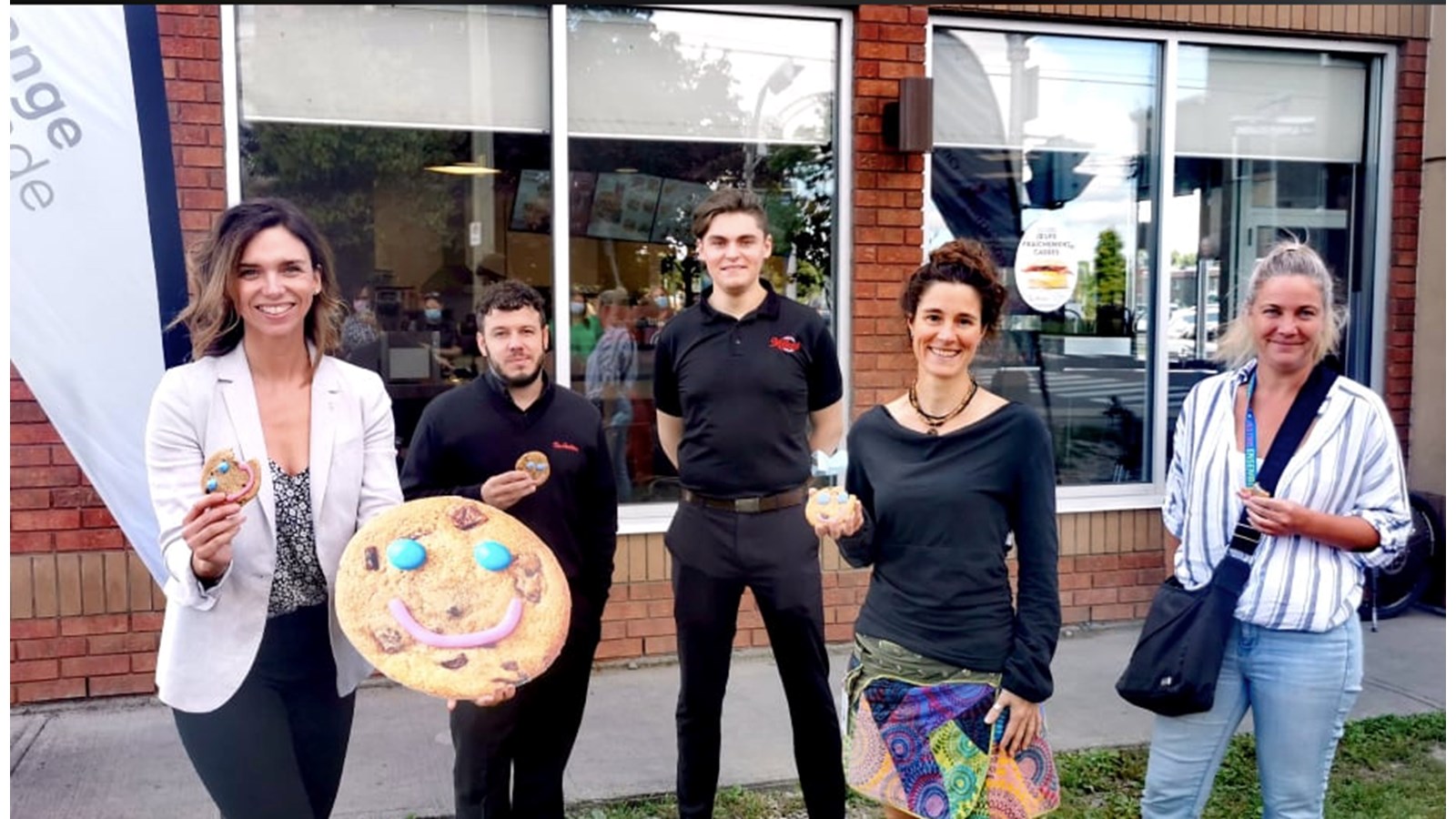 La directrice générale de la Fondation de l'Hôpital du Suroît, Michèle Cyr-Lemieux prend la pose avec Dan Lajeunesse, directeur général des Tim Hortons de Salaberry-de-Valleyfield, Antoine Briancourt de Mikes Valleyfield et les intervenantes du projet Vigilance, Isabelle Fournier et Karine Leblanc