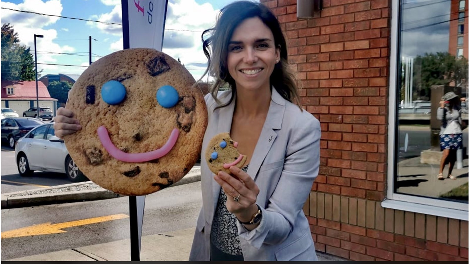La directrice générale de la Fondation de l'Hôpital du Suroît, Michèle Cyr-Lemieux invite tous les citoyens à se procurer un ou des biscuits sourire du 13 au 19 septembre pour soutenir la Fondation de l'Hôpital du Suroît et le projet Vigilance