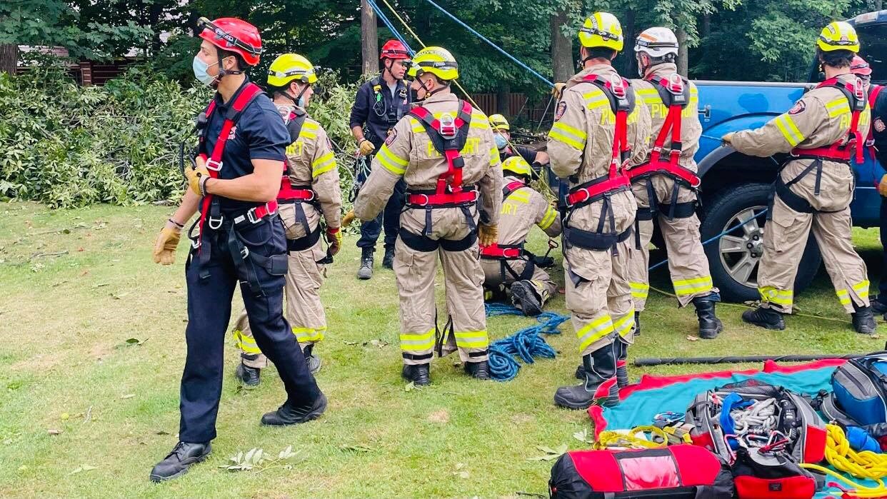 Sauvetage d'un travailleur pris à soixante-dix pieds du sol dans sa nacelle