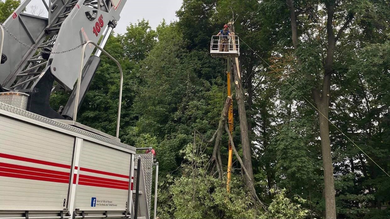 Sauvetage d'un travailleur pris à soixante-dix pieds du sol dans sa nacelle