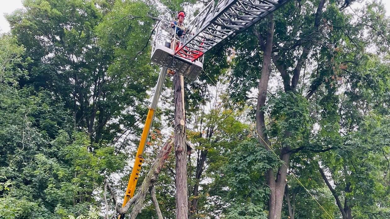 Sauvetage d'un travailleur pris à soixante-dix pieds du sol dans sa nacelle