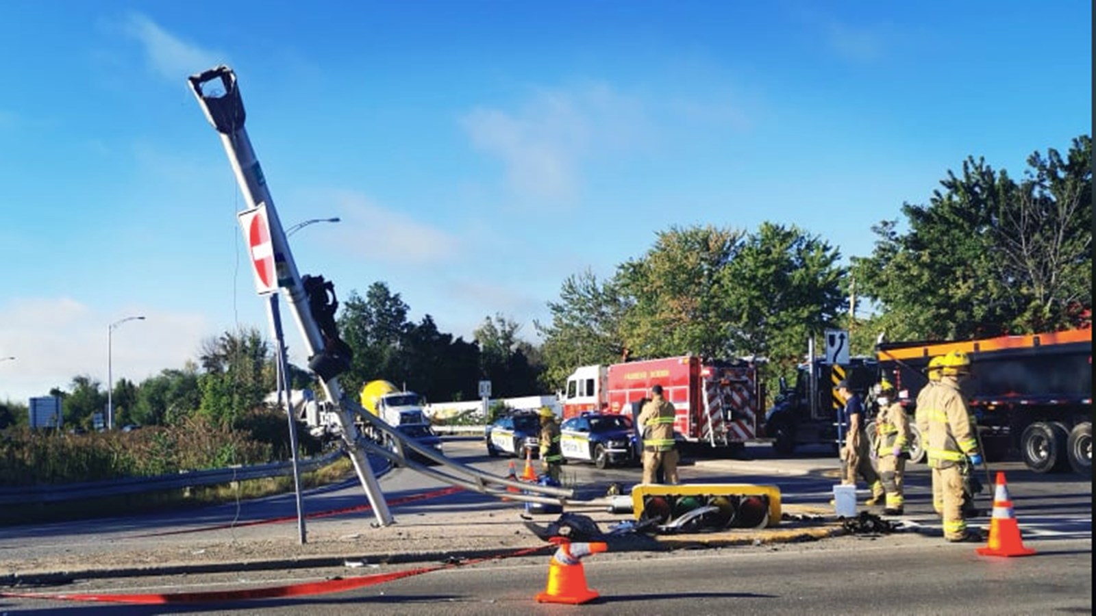 Un feu de circulation lourdement endommagé par un accident sur Cité-des-Jeunes