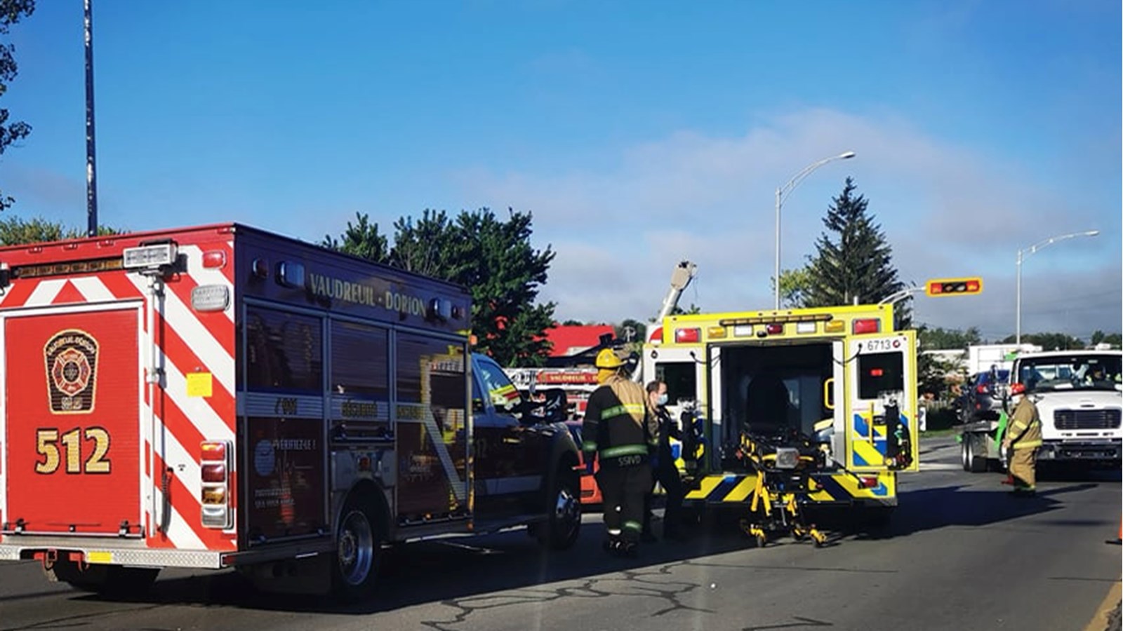 Un feu de circulation lourdement endommagé par un accident sur Cité-des-Jeunes