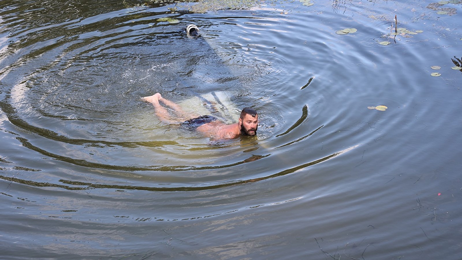 Une course au dépanneur se termine... à l'eau!