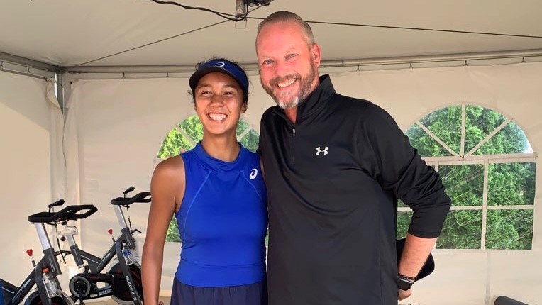 Leylah Fernandez et son ancien entraîneur, Étienne Bergeron, lors d'une rencontre au Challenger Banque nationale de Granby.