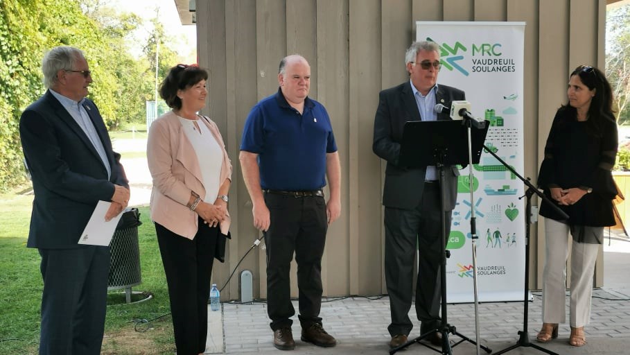 Raymonde Larouche, maire de Les Cèdres, Denis Godin-Dostie, mairesse de Les Coteaux, Pierre Lalonde, maire de Pointe-des-Cascades, Patrick Bousez, préfet de la MRC de Vaudreuil-Soulanges et Andrée Brosseau, mairesse de Coteau-du-Lac.
