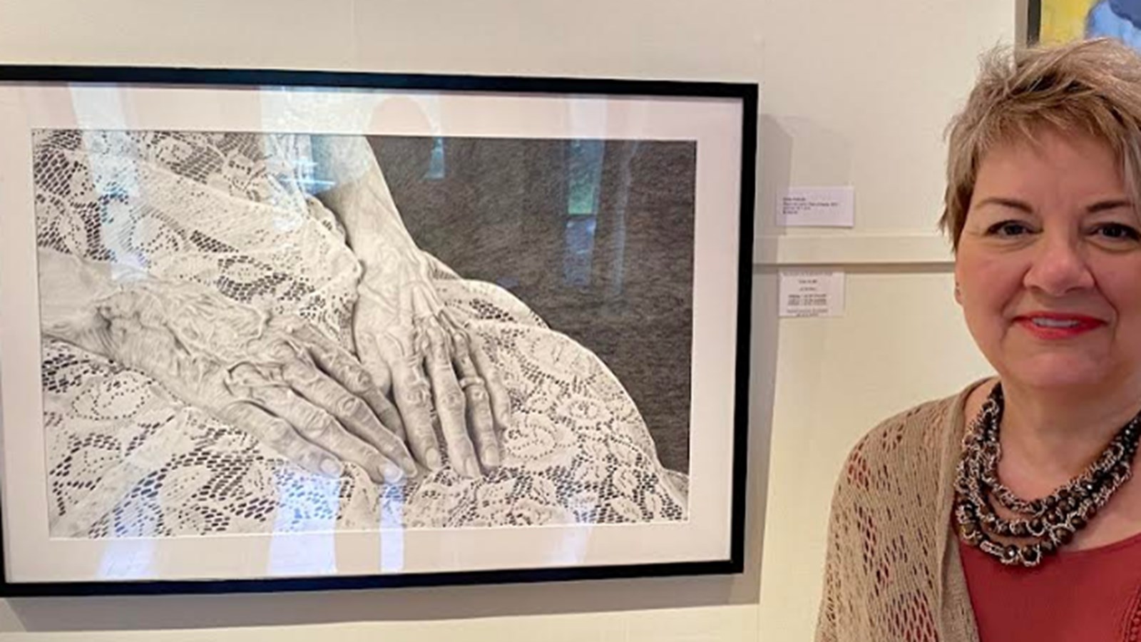 C’est avec son oeuvre intitulée Repos de mains que Mme Isabelle a conquis le jury constitué de professionnels du domaine des arts