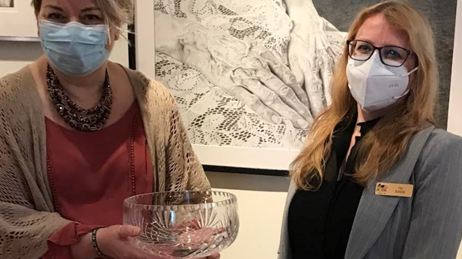 La responsable de l’exposition Nancy Overbury (à droite) pose avec Mme Isabelle et son prix