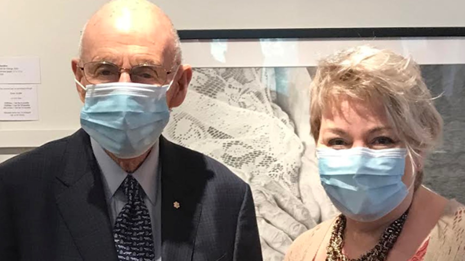 Mme Isabelle a pu échanger avec Arthur Irving de la célèbre famille de philanthrope qui lui a remis une bourse de 5 000$