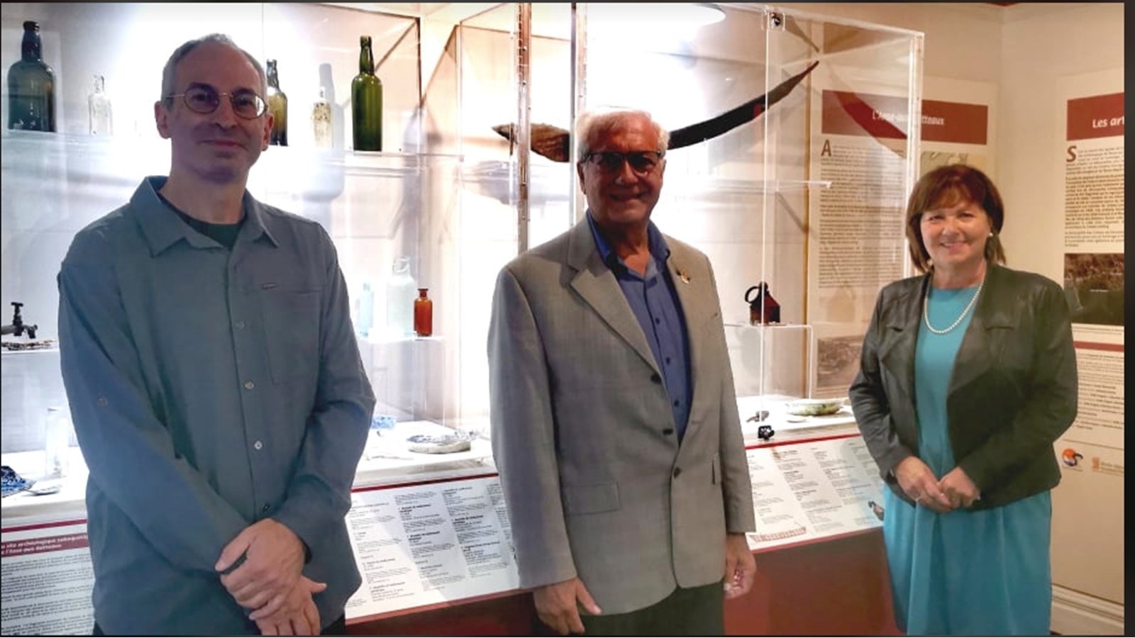 Sébastien Daviau, responsable des collections et de la recherche auprès du Musée régional de Vaudreuil-Soulanges prend la pose avec Jean-Yves Poirier, président du Conseil des arts et de la culture de Vaudreuil-Soulanges et la mairesse Denise Godin-Dostie des Coteaux 
