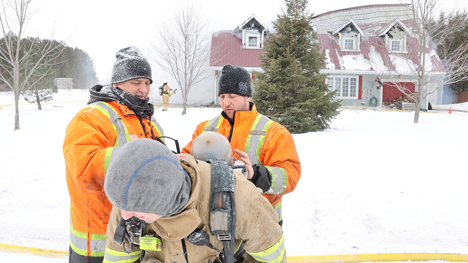 Pierre et Francis Cousineau, pompiers et employés d'une entreprise située à proximité ont été parmi les premiers sur place