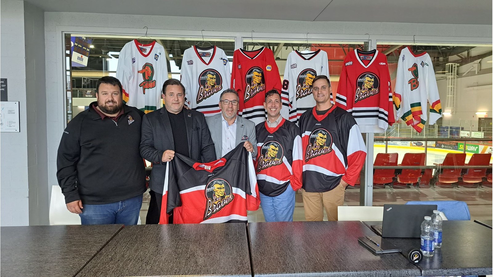Sur la photo, on reconnaît de gauche à droite: l'entraîneur-chef et DG des Braves de Valleyfield, David Rochon, le copropriétaire de l'équipe Stéphane Scotto, le responsable des communications Mario Hébert, le copropriétaire de Kia Valleyfield, Steve Charland et l'ancien joueur de la cohorte championne de 2002, Yannick Lavigne