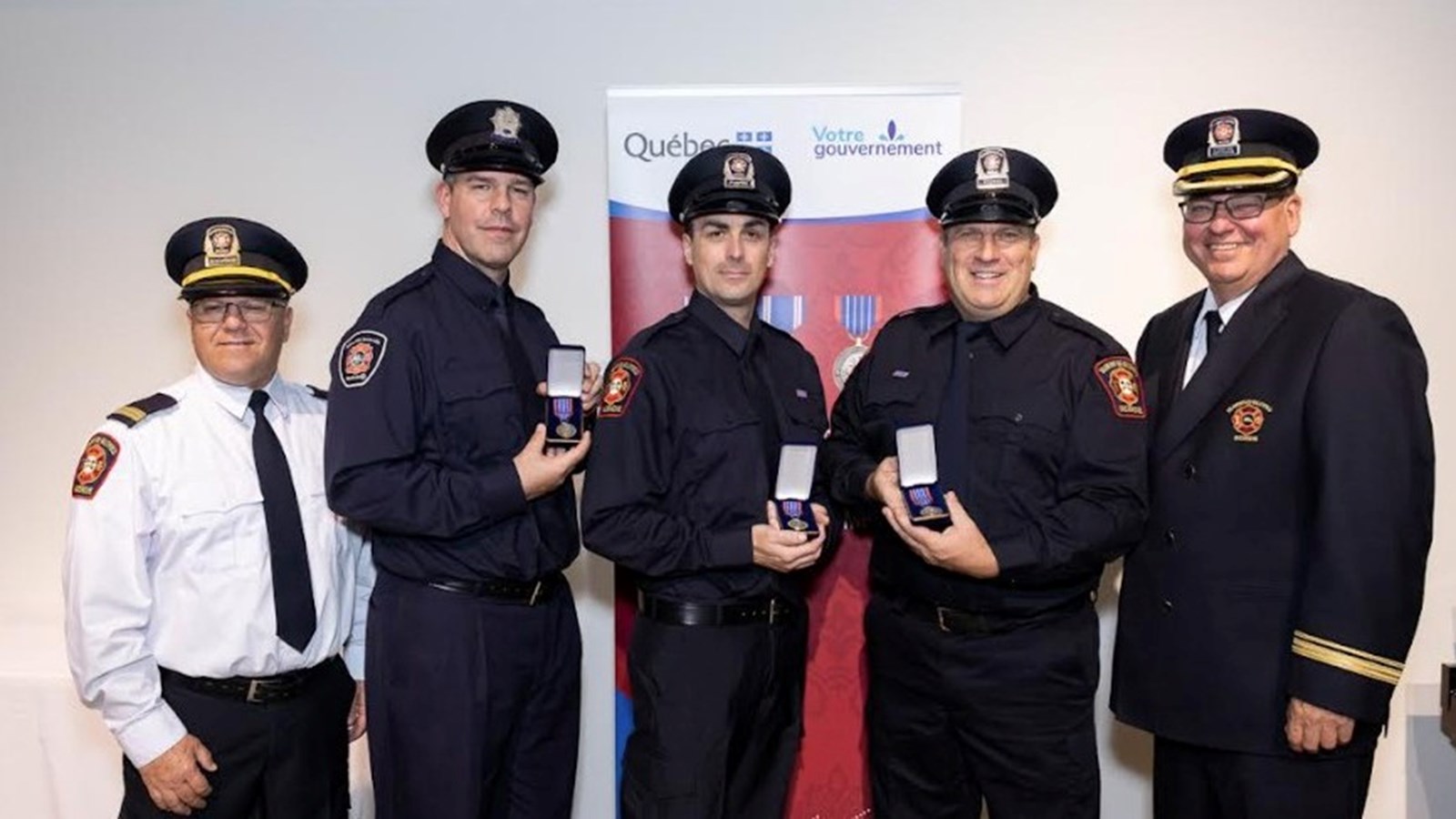 Sur la photo, on reconnait : Mario Thifault (2e), David Gauthier-Garand et Sylvain Legros qui prennent la pose avec deux collègues de la brigade de Salaberry-de-Valleyfield dont le directeur par interim François Hallé