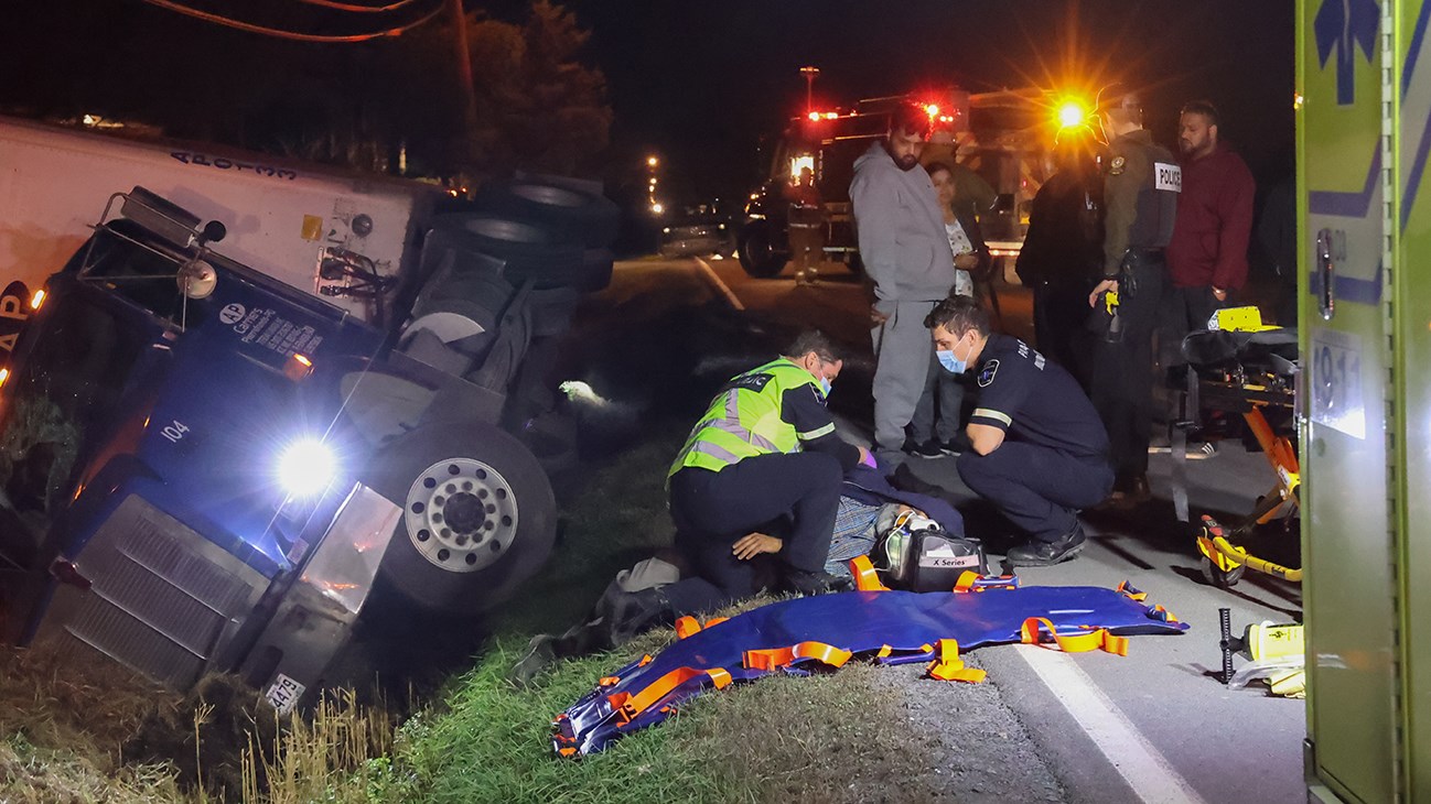 Un semi-remorque se renverse sur le chemin Saint-Dominique