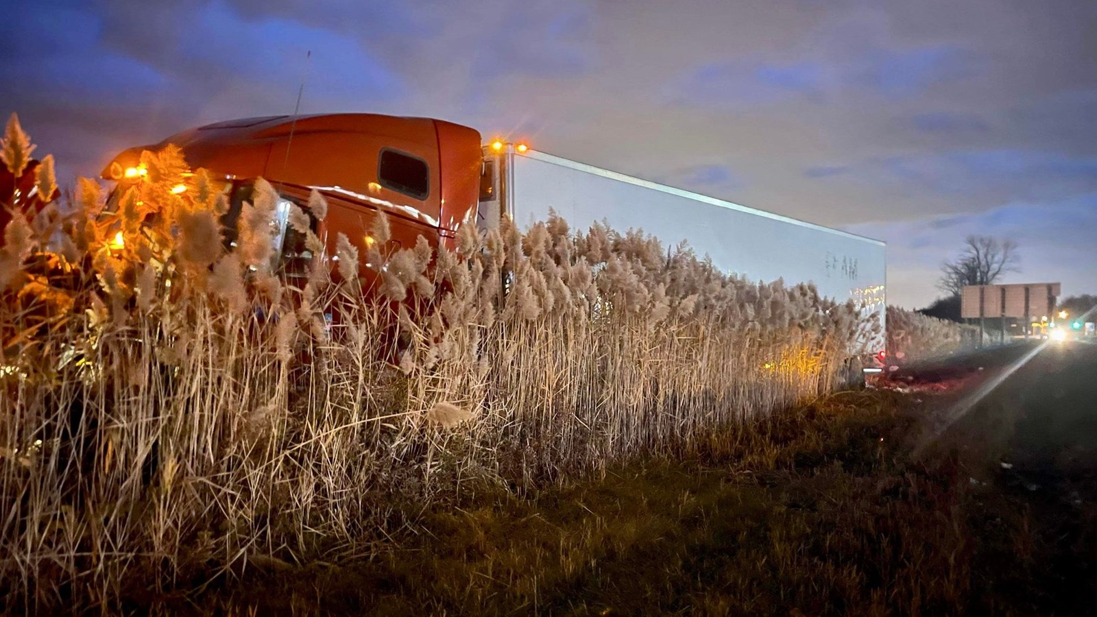 Une semi-remorque impliquée dans une sortie de route sur l'autoroute 20