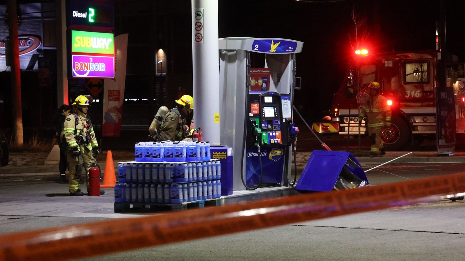 Une semi-remorque arrache une pompe à essence en complétant un virage 