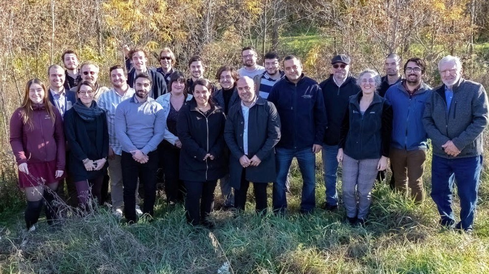 Sur cette photo, on retrouve ’équipe de l’organisme accompagnée des partenaires du projet 