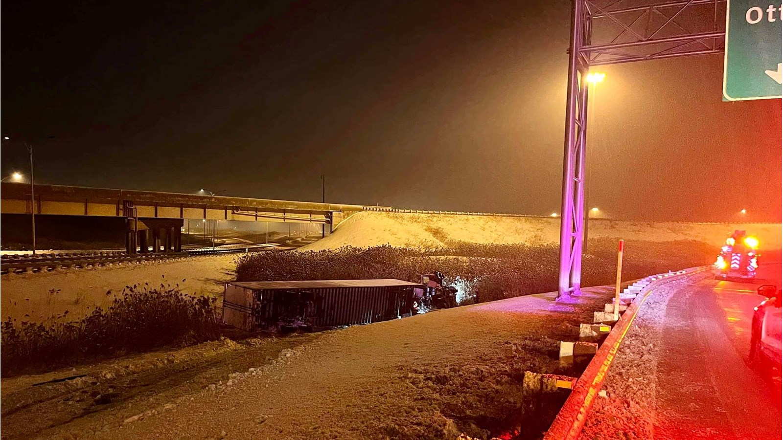 Sortie de route sur l'autoroute 20 pour une semi-remorque