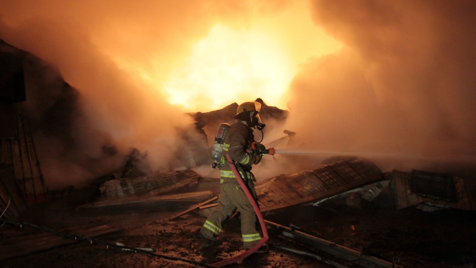 Un incendie ravage actuellement un garage résidentiel à Terrasse-Vaudreuil depuis 7h45