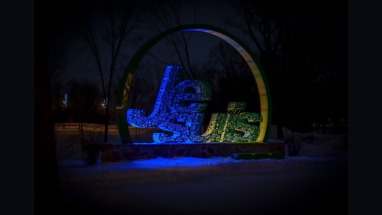 Les couleurs de l'Ukraine en signe de solidarité