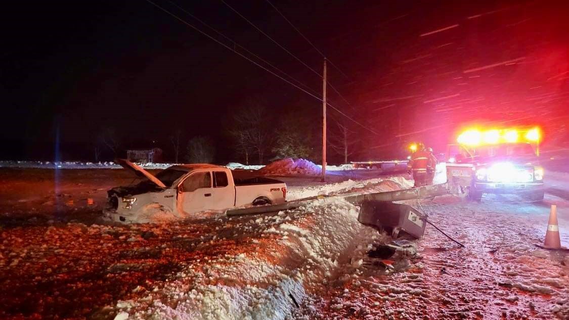 Le conducteur d'une camionnette frappe un poteau