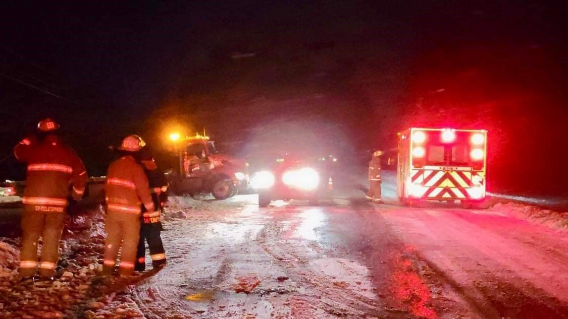 Le conducteur d'une camionnette frappe un poteau