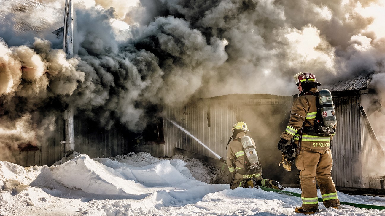 Un bâtiment de ferme en proie aux flammes
