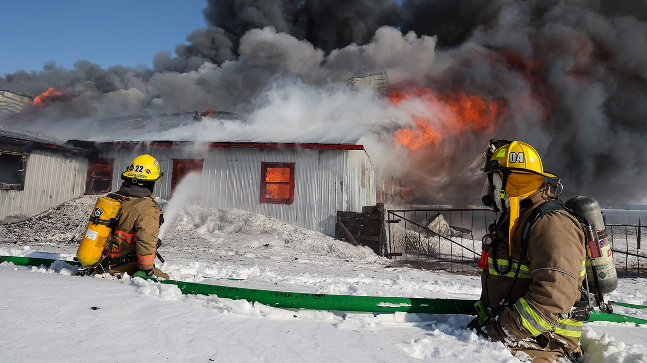 Un bâtiment de ferme en proie aux flammes