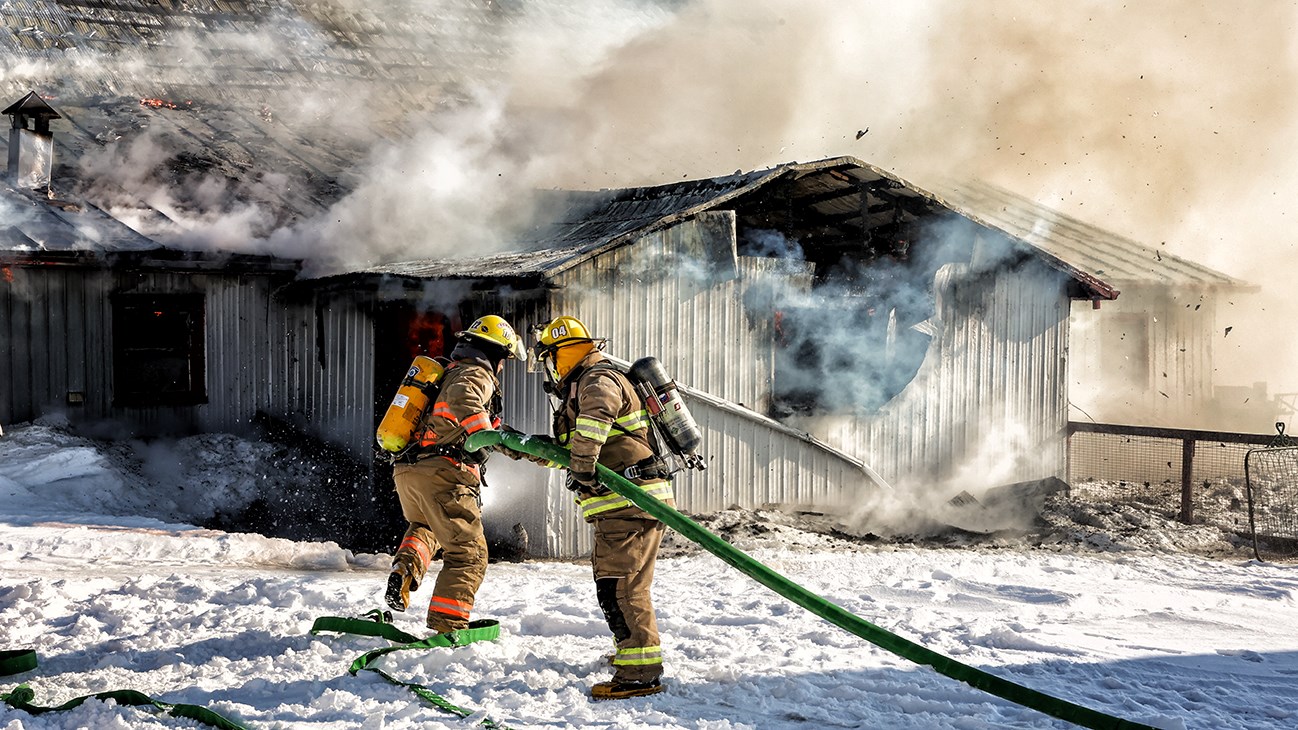 Un bâtiment de ferme en proie aux flammes