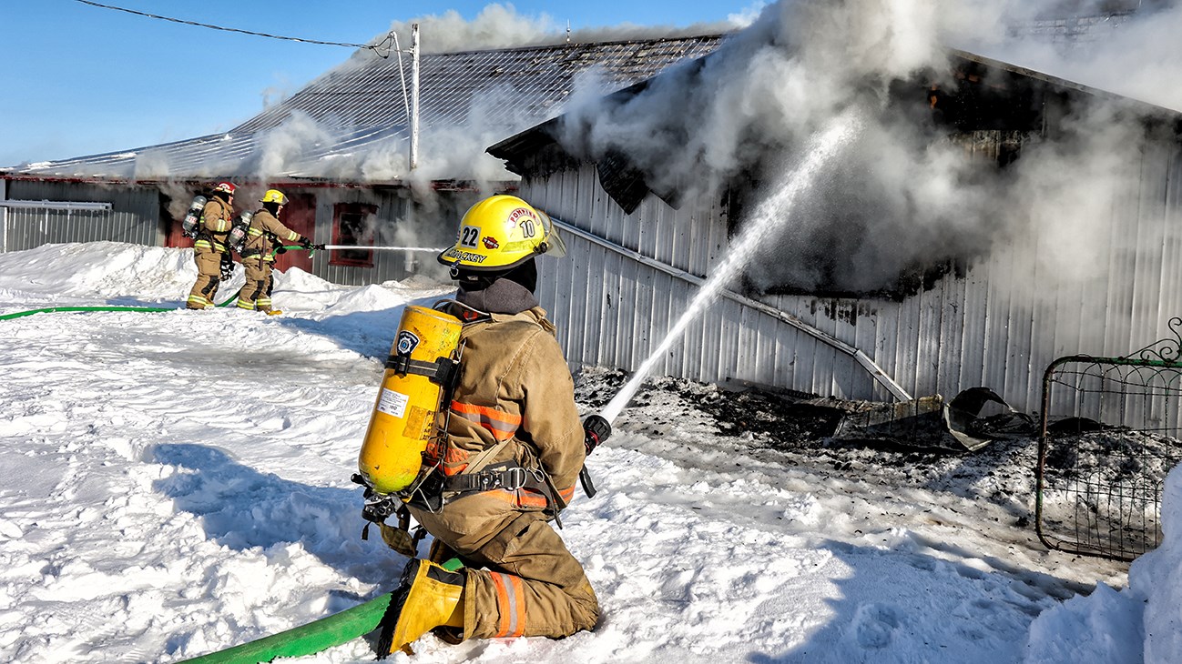 Un bâtiment de ferme en proie aux flammes