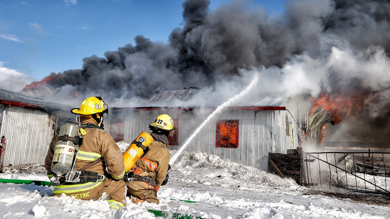 Un bâtiment de ferme en proie aux flammes