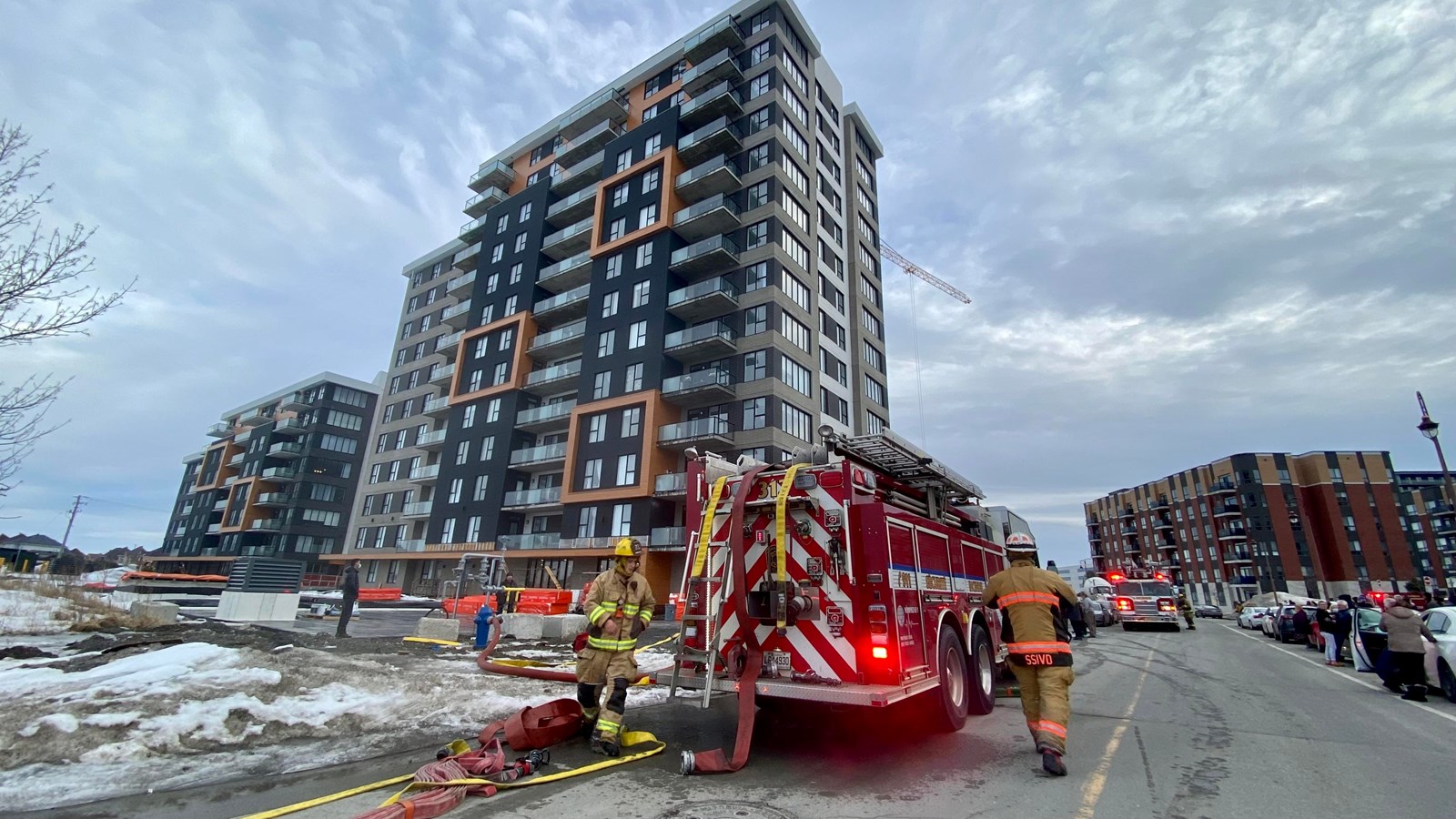 Un incendie dans un immeuble à condos oblige une évacuation totale