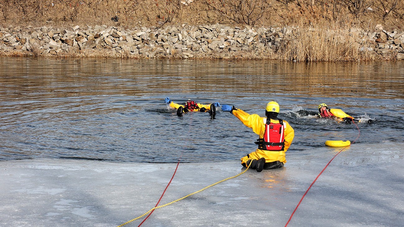 Un homme à l'eau sous la surveillance des pompiers