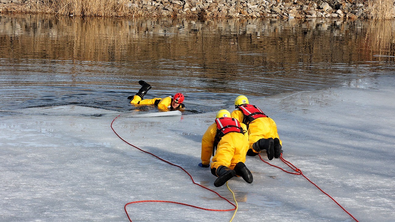Un homme à l'eau sous la surveillance des pompiers